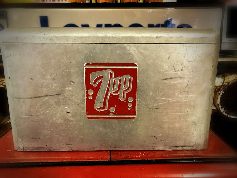 Original vintage aluminium 7 Up cooler chest complete with sandwich tray
