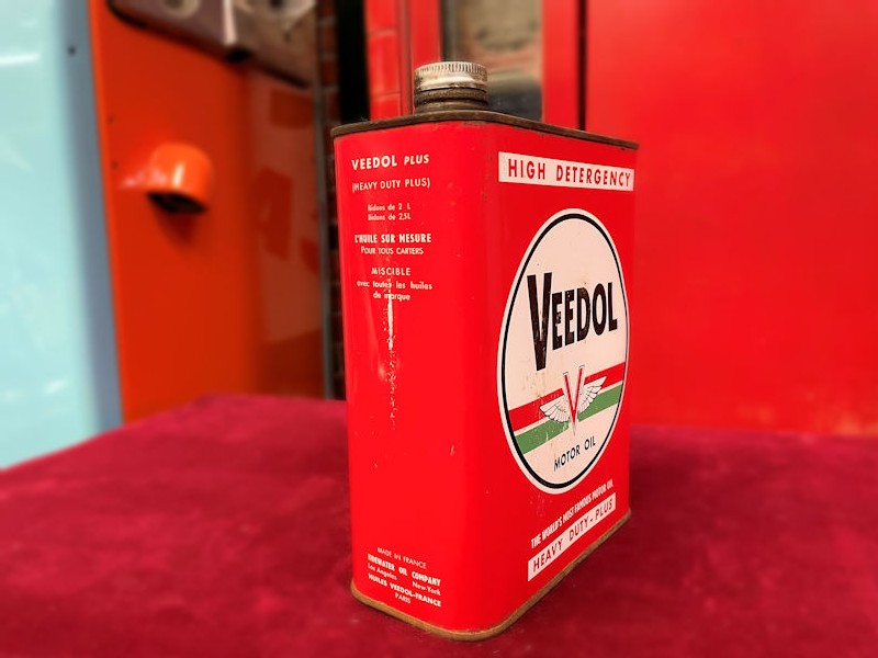 Original Veedol oil can