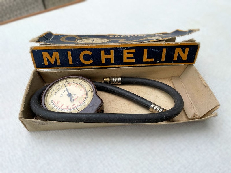 Original 1930s Bakelite Michelin Factum TM tyre pressure gauge
