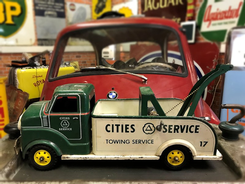 1950s tin plate Cities service station tow truck toy