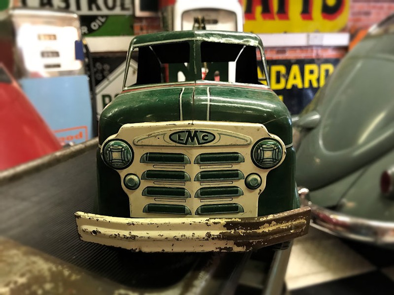 1950s tin plate Cities service station tow truck toy