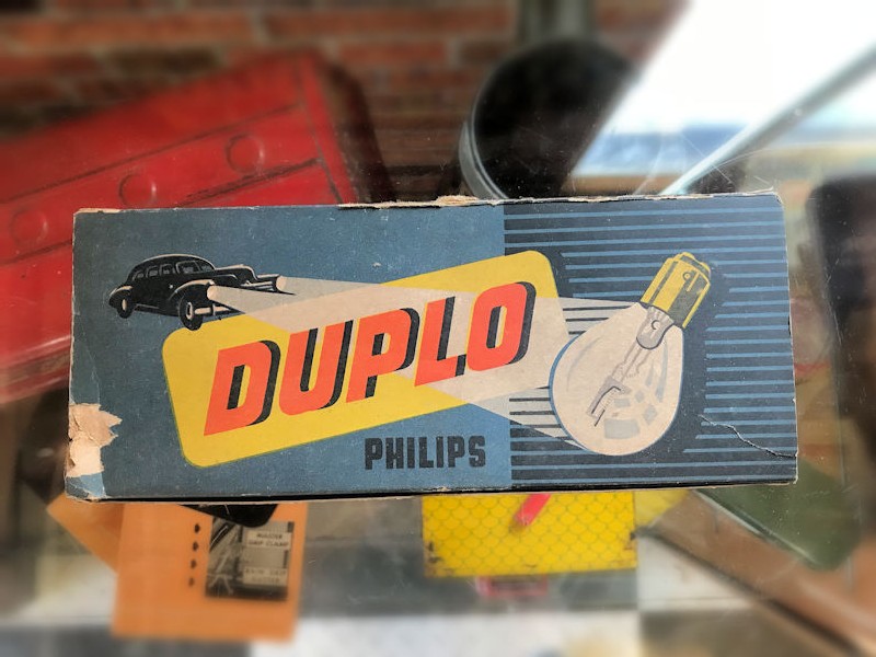 Original NOS Philips Duplo lightbulb counter display box complete with bulbs