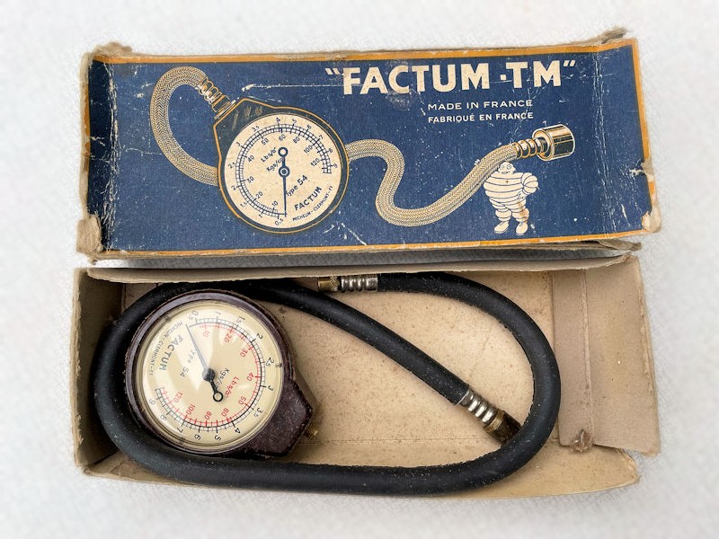 Original 1930s Bakelite Michelin Factum TM tyre pressure gauge