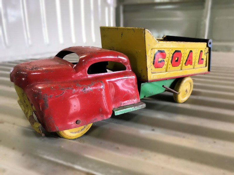 Original 1940s Wyandotte coal tipper truck tin plate toy 